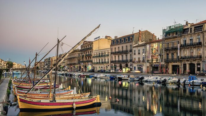 Des barques catalanes dans le Canal De Sète (Hérault, France).