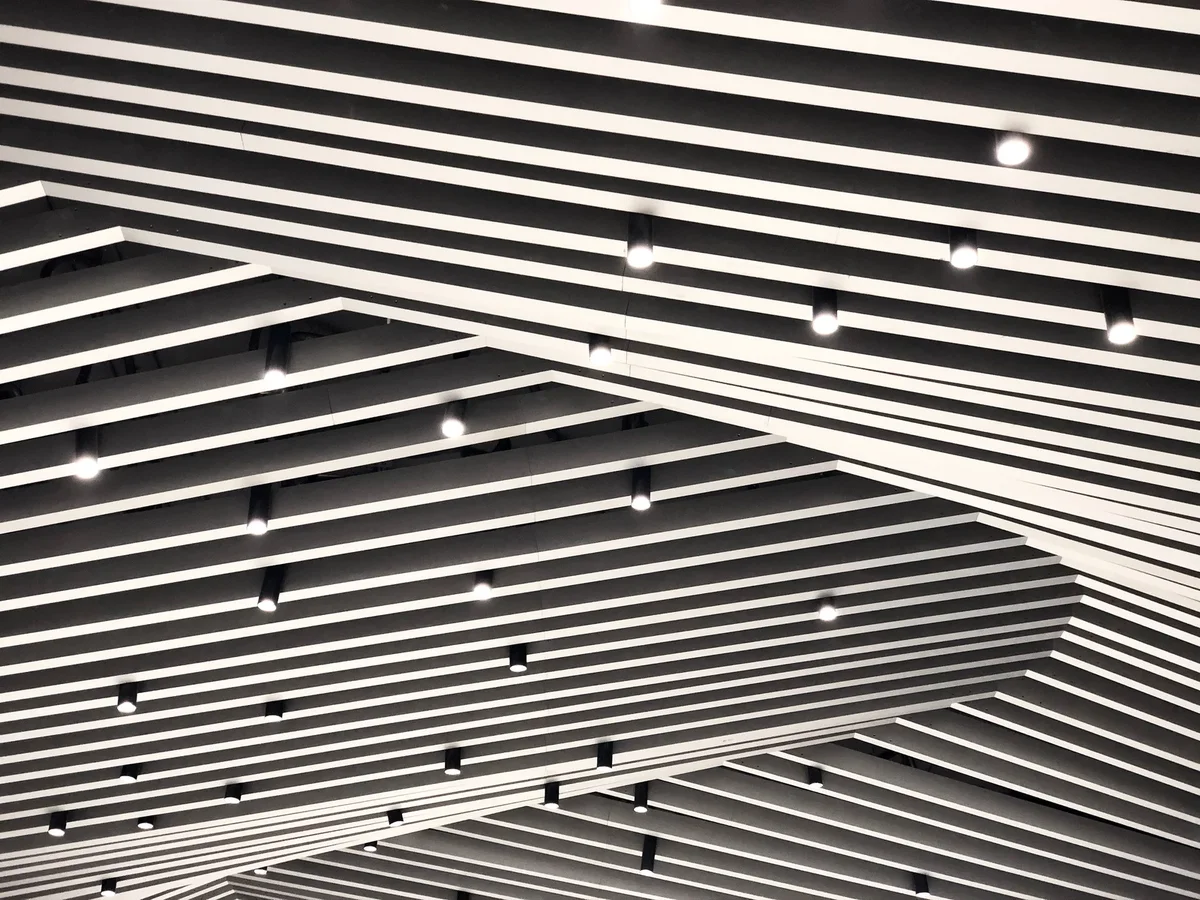 Plafond intérieur revêtu d'une toile de verre élégante et moderne