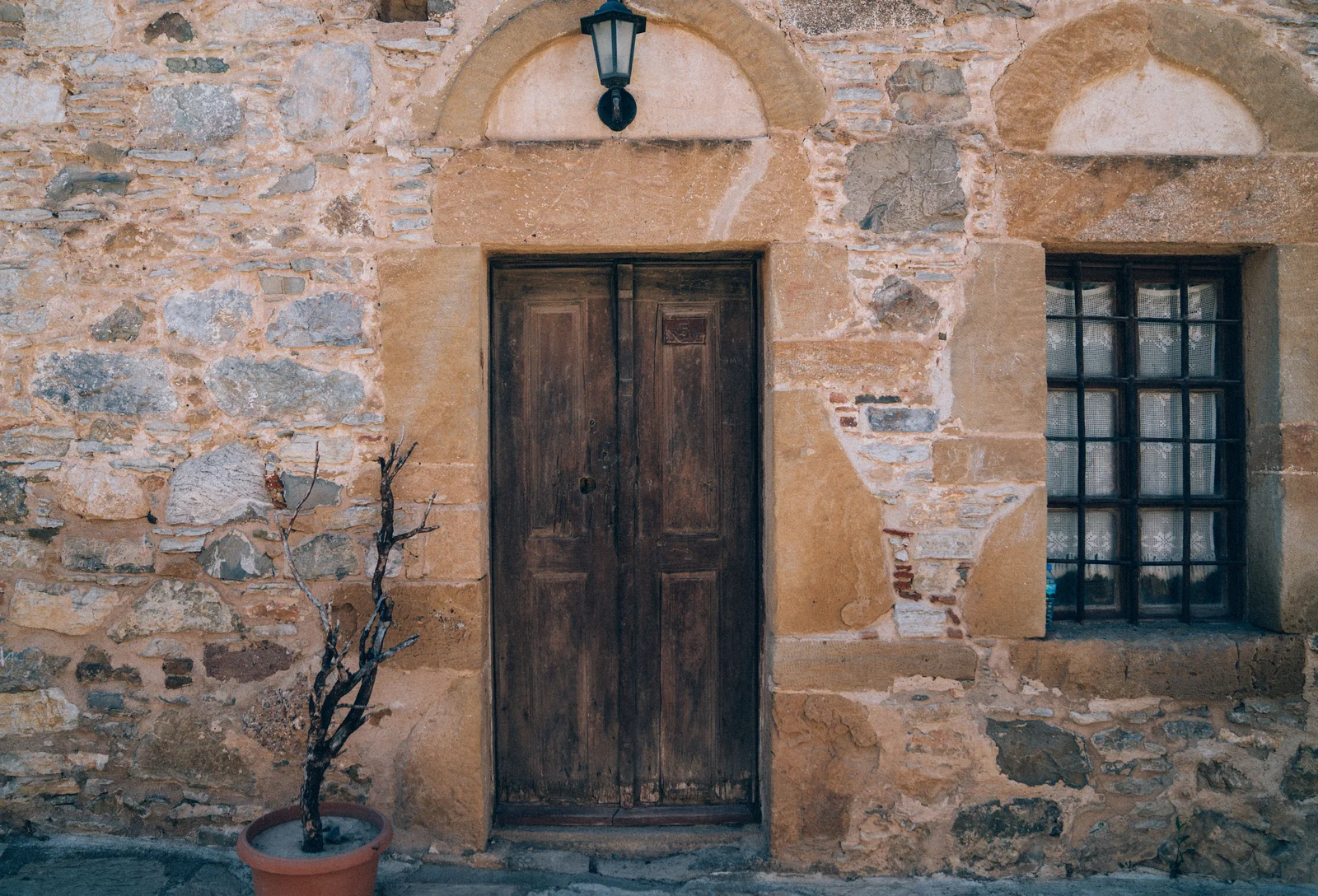 Porte d'entrée en bois d'une maison ancienne en pierre