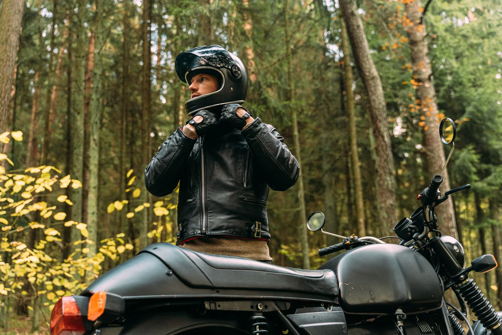 Casque, gants et blouson de motard, équipements couverts par une garantie séparée