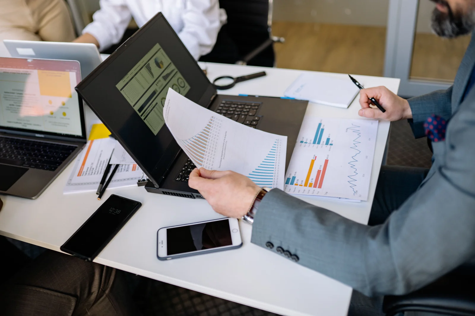 Professionnel de l'immobilier travaillant sur son ordinateur portable avec des dossiers