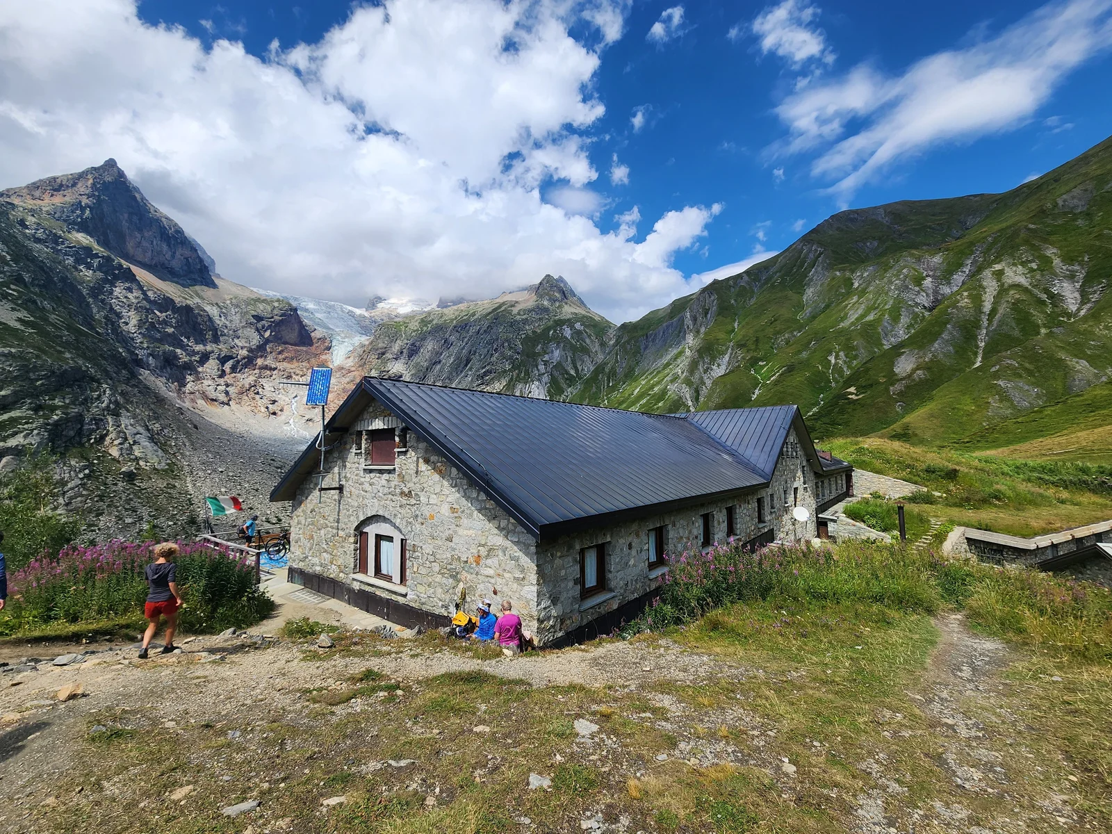 Refuge de montagne en pierre sur un plateau d'altitude