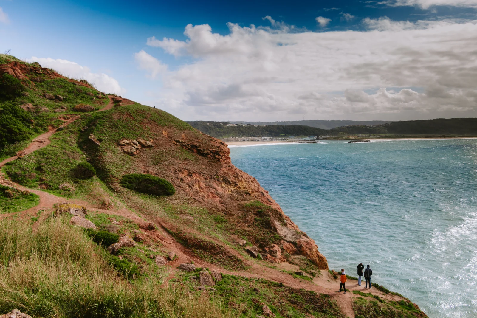 Sentier du littoral longeant une falaise au-dessus de la mer